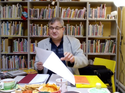 Beseda a čten&iacute; poezie v obecn&iacute; knihovně Obora